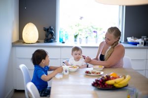 Saken handler om hjemmelaget barnemat, og vi skal møte Maiken Malle, sønnen Gabriel(3) og datteren Elida (8 mnd), som driver en nettside og en blogg om dette (http://sunnstart.no/) + barna hennes. Tanken er bilder på kjøkkenet, matlaging, spising, etc. Foto: Robert Eik